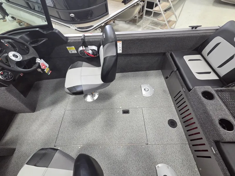 Slide: The Image of Crestliner 1650 Kodiak 2025 - 18