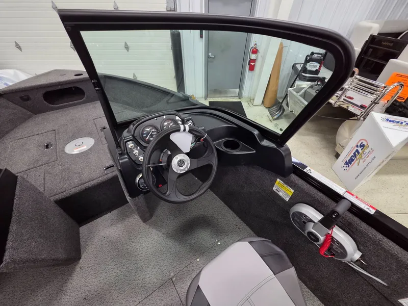 Slide: The Image of Crestliner 1650 Kodiak 2025 - 17