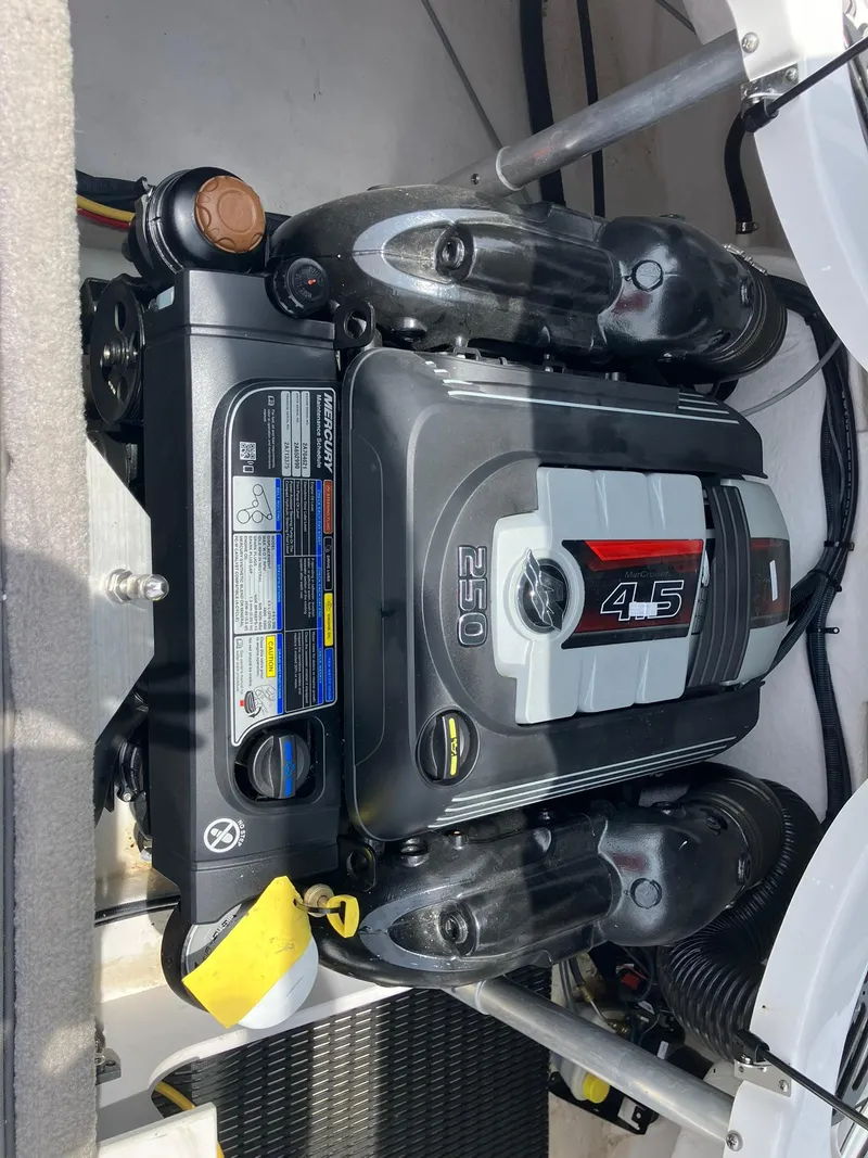 Slide: The Image of 2022 Monterey 224FS boat engine, Mercury 4.5L 250 HP, detailed view. - 15