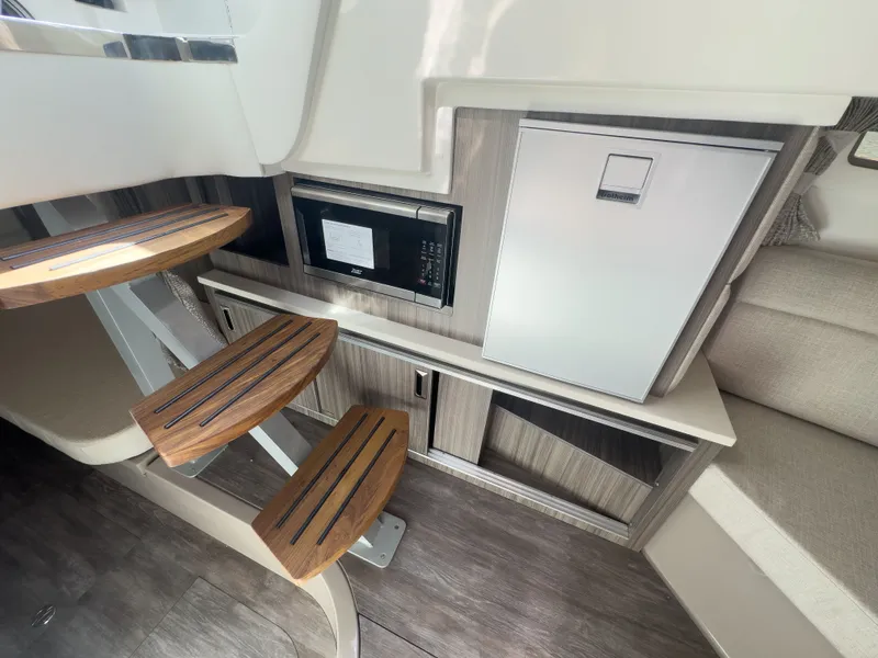Slide: The Image of Sea Ray Sundancer 320 2026 - 13