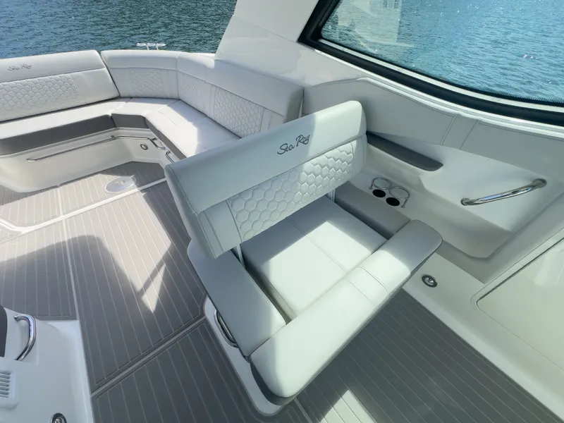 Slide: The Image of Sea Ray Sundancer 320 2026 - 20
