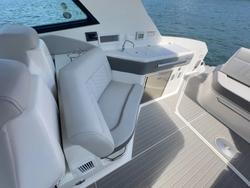 Slide: The Image of Sea Ray Sundancer 320 2026 - 23