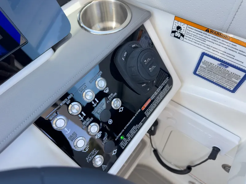 Slide: The Image of Sea Ray Sundancer 320 2026 - 27