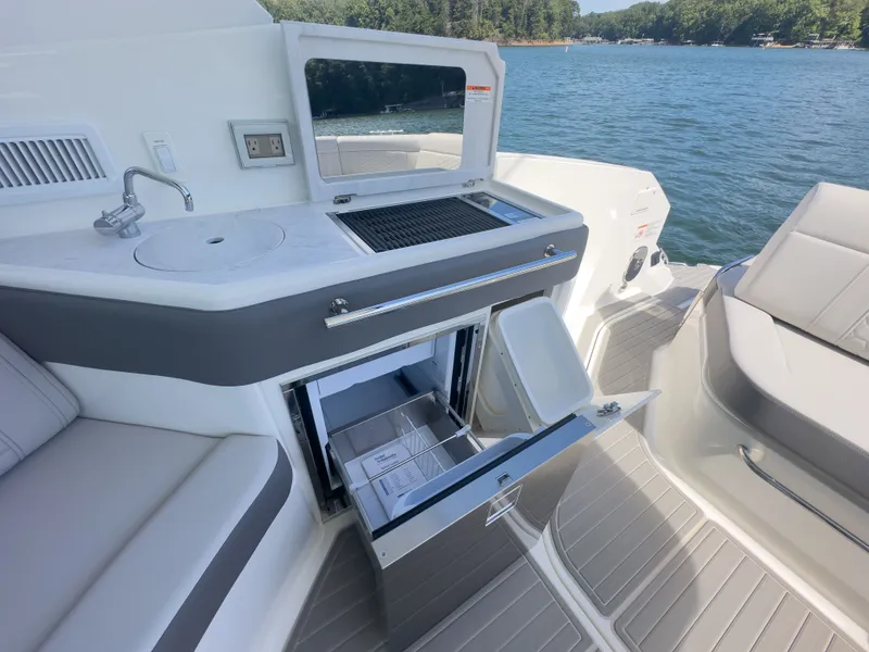 Slide: The Image of Sea Ray Sundancer 320 2026 - 29