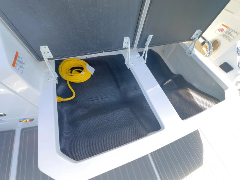 Slide: The Image of Sea Ray Sundancer 320 2026 - 33