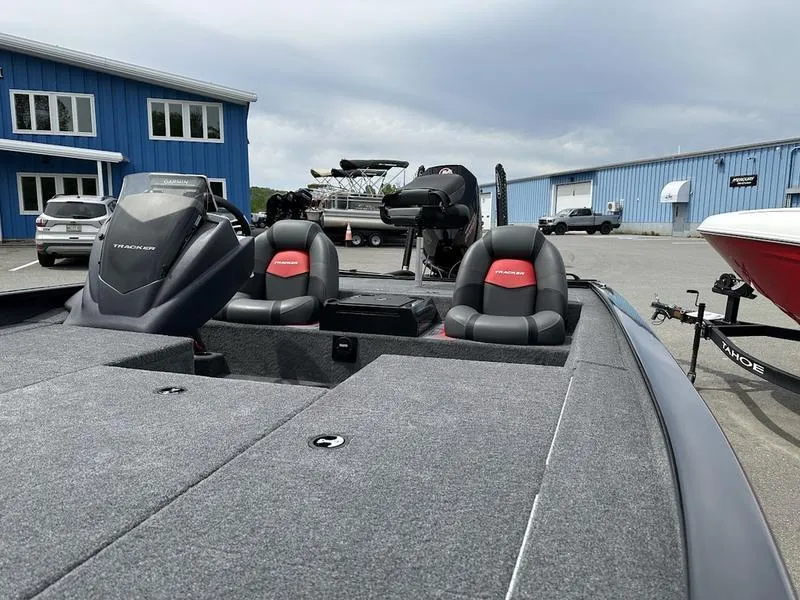 Slide: The Image of Tracker SAVAGE™ 215 boat seat, gray and red, 2025 model. - 5
