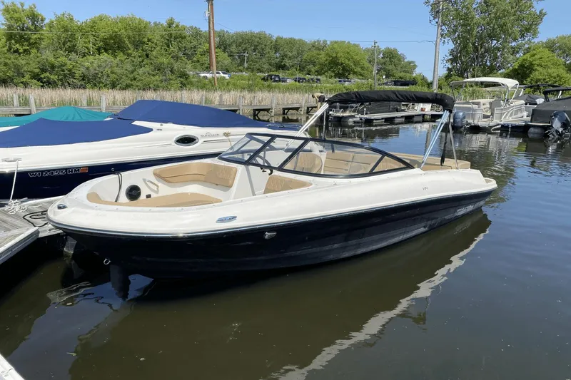 The Image of Bayliner VR4 Bowrider I/O 2022 - 0