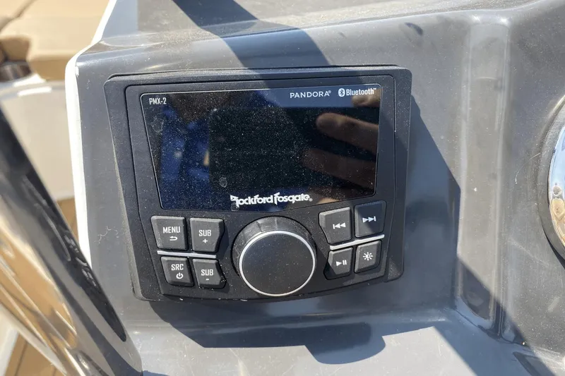 Slide: The Image of Bayliner VR4 Bowrider I/O 2022 - 15