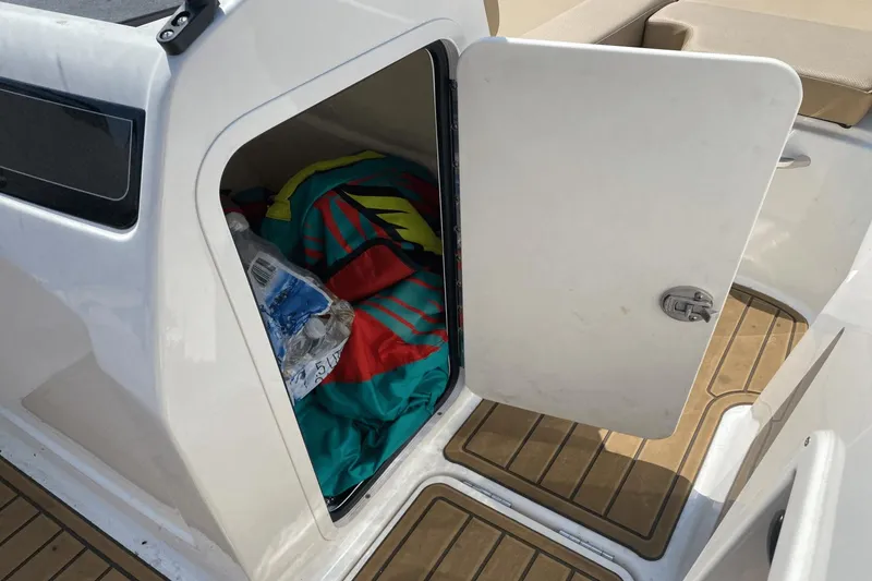 Slide: The Image of Bayliner VR4 Bowrider I/O 2022 - 27