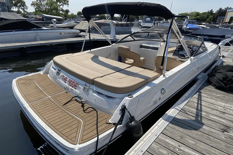 Slide: The Image of Bayliner VR4 Bowrider I/O 2022 - 4