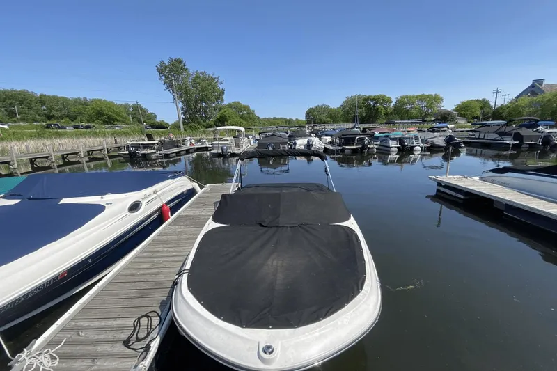 Slide: The Image of Bayliner VR4 Bowrider I/O 2022 - 8