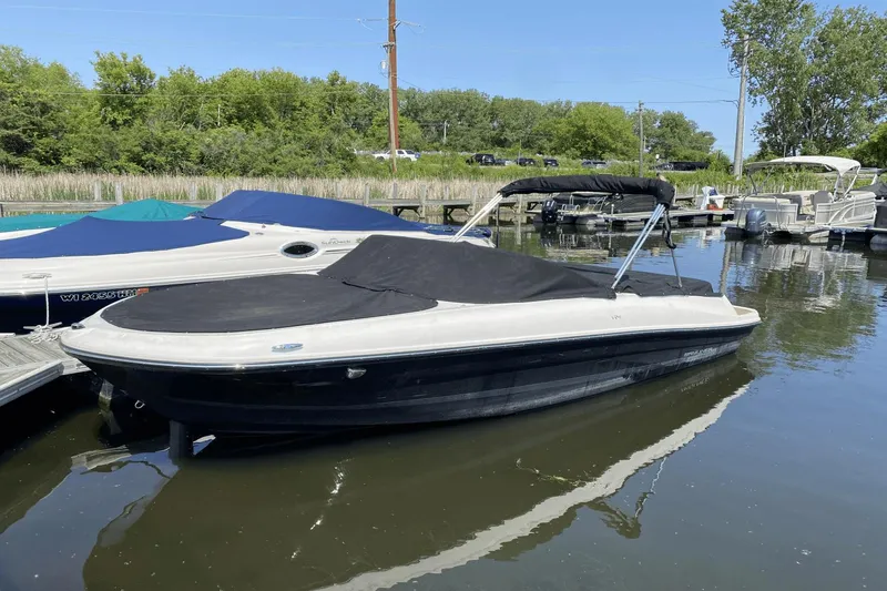 Slide: The Image of Bayliner VR4 Bowrider I/O 2022 - 9