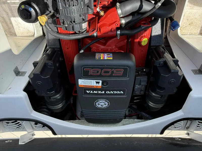 Slide: The Image of Volvo Penta engine in 2008 Four Winns 200 Horizon boat, detailed view. - 18