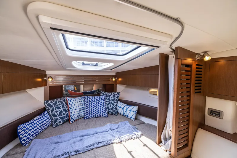 Slide: The Image of Sea Ray Sundancer 310 2016 - 60