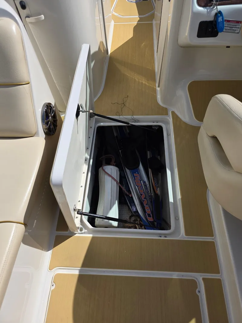 Slide: The Image of Sea Ray 240 Sundeck 2001 - 22