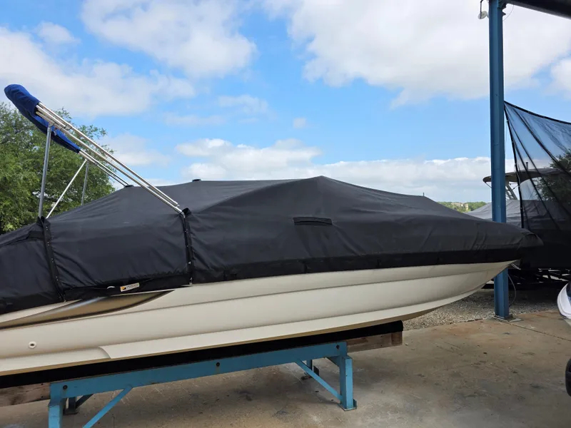 Slide: The Image of Sea Ray 240 Sundeck 2001 - 23