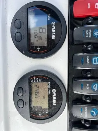 Slide: The Image of Yamaha tachometer and speedometer on 2023 Sea Hunt Ultra 234 boat dashboard. - 7