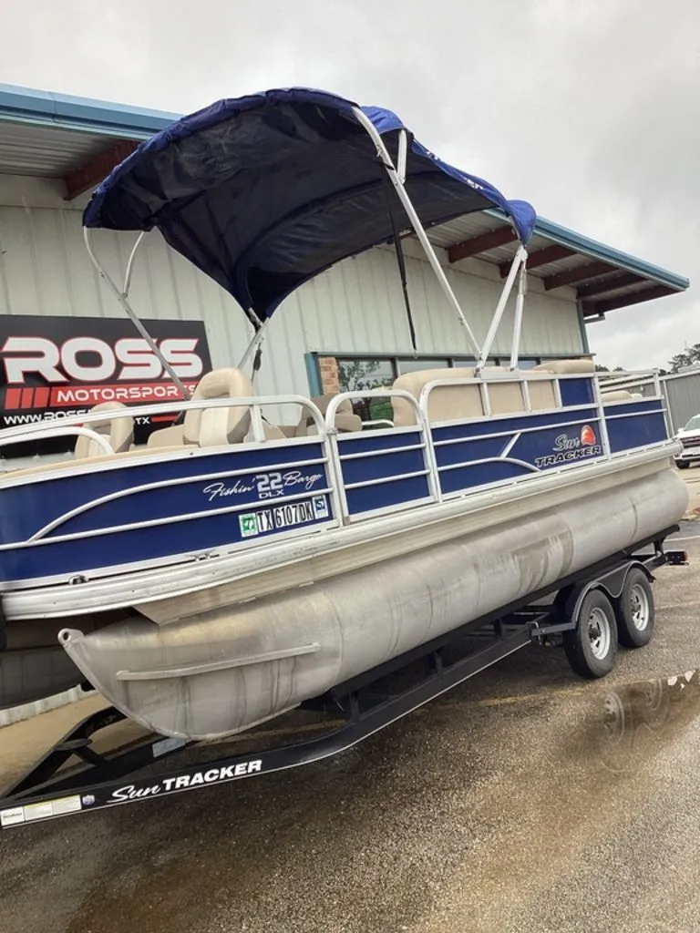 Slide: The Image of 2016 Sun Tracker 22DLX pontoon boat on trailer at Ross Motorsport. - 10