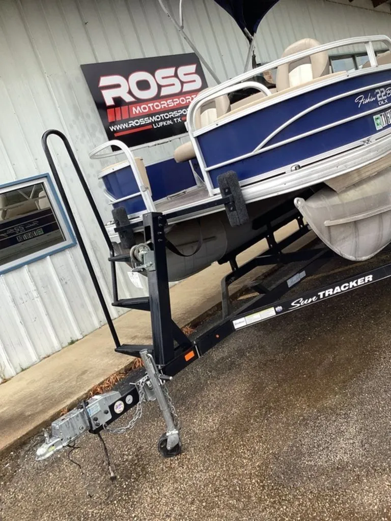Slide: The Image of 2016 Sun Tracker 22DLX pontoon boat on trailer at Ross Motorsport. - 11