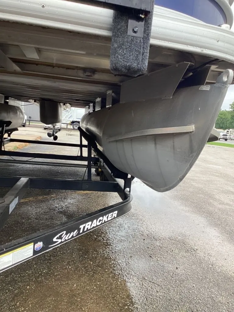 Slide: The Image of 2016 Sun Tracker 22DLX pontoon boat on trailer. - 12
