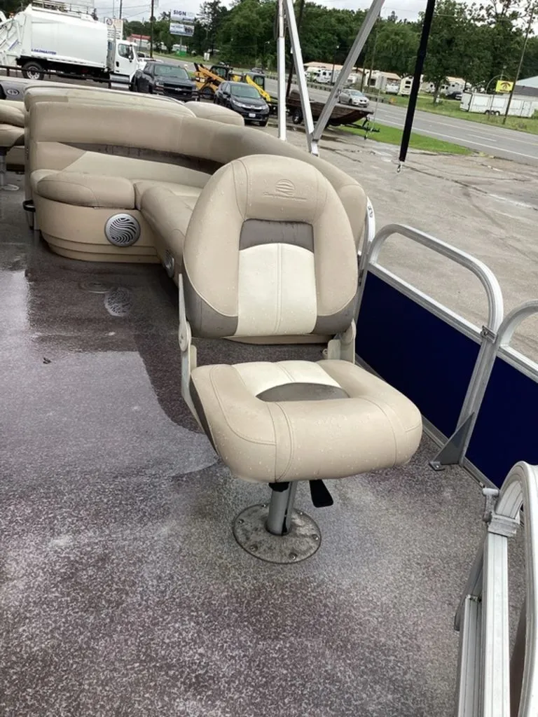 Slide: The Image of 2016 Sun Tracker 22DLX pontoon boat with beige seating. - 14