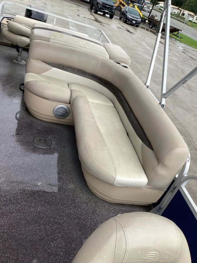 Slide: The Image of Interior of a 2016 Sun Tracker 22DLX pontoon boat. - 18