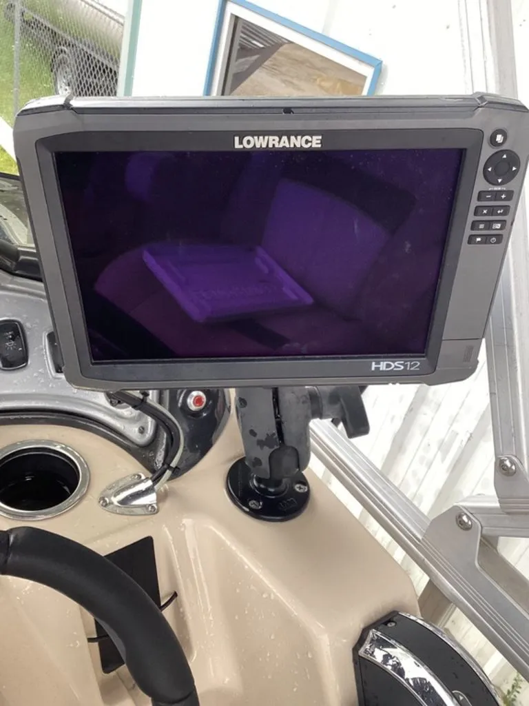 Slide: The Image of Lowrance HDS12 monitor on Sun Tracker 22DLX 2016 boat. - 20