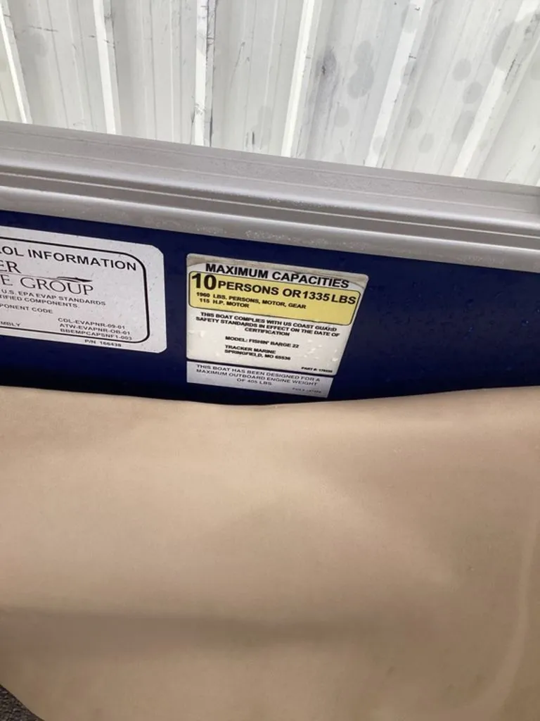 Slide: The Image of Capacity label for Sun Tracker 22DLX 2016, 10 persons or 1335 lbs. - 21