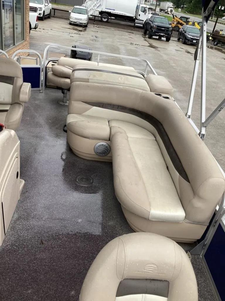 Slide: The Image of Interior of a 2016 Sun Tracker 22DLX pontoon boat. - 24