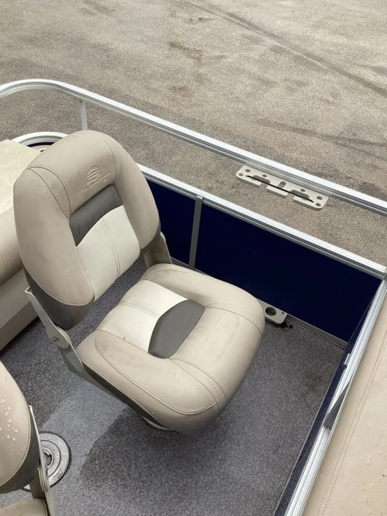 Slide: The Image of Seat on a 2016 Sun Tracker 22DLX pontoon boat. - 26