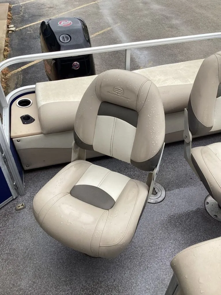 Slide: The Image of Interior of a 2016 Sun Tracker 22DLX pontoon boat. - 27