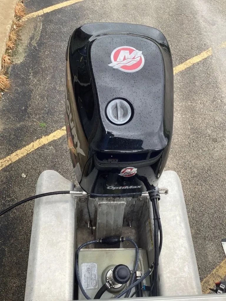 Slide: The Image of Outboard motor of a 2016 Sun Tracker 22DLX. - 30