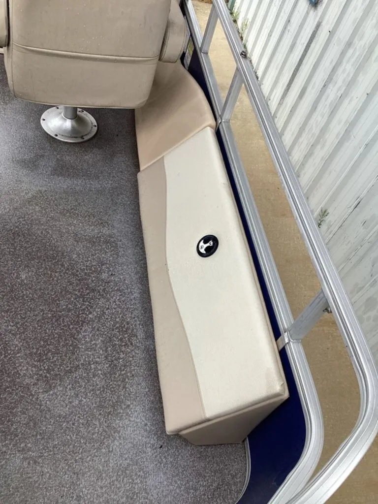 Slide: The Image of Interior of a 2016 Sun Tracker 22DLX pontoon boat. - 32