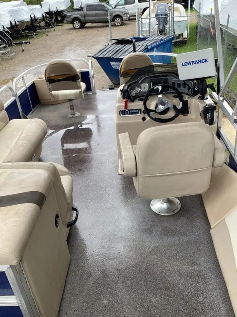 Slide: The Image of Interior view of a 2016 Sun Tracker 22DLX pontoon boat. - 33
