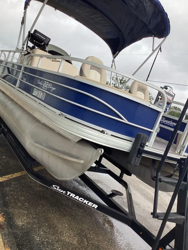 Slide: The Image of 2016 Sun Tracker 22DLX pontoon boat on trailer. - 34