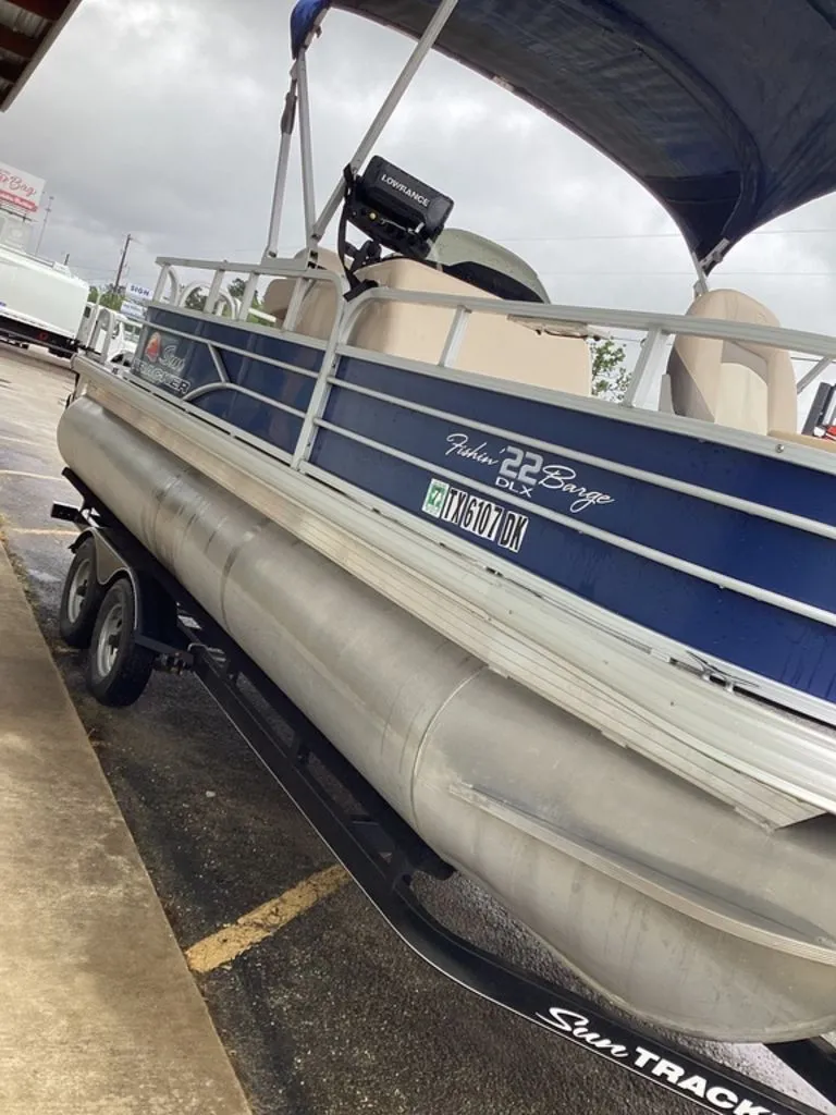 Slide: The Image of 2016 Sun Tracker 22DLX pontoon boat on trailer. - 35