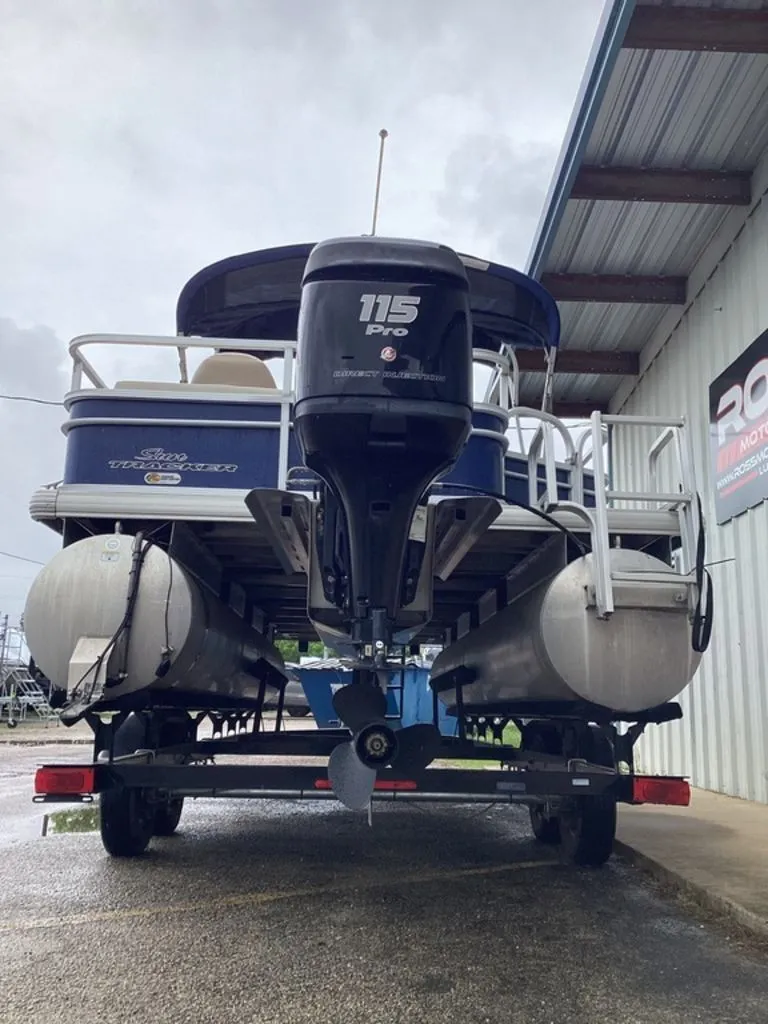 Slide: The Image of 2016 Sun Tracker 22DLX pontoon boat with 115 Pro outboard motor. - 39