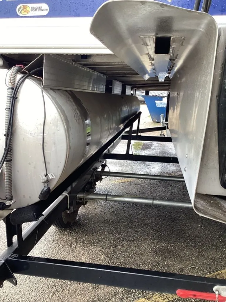 Slide: The Image of Underside of a 2016 Sun Tracker 22DLX pontoon boat. - 4