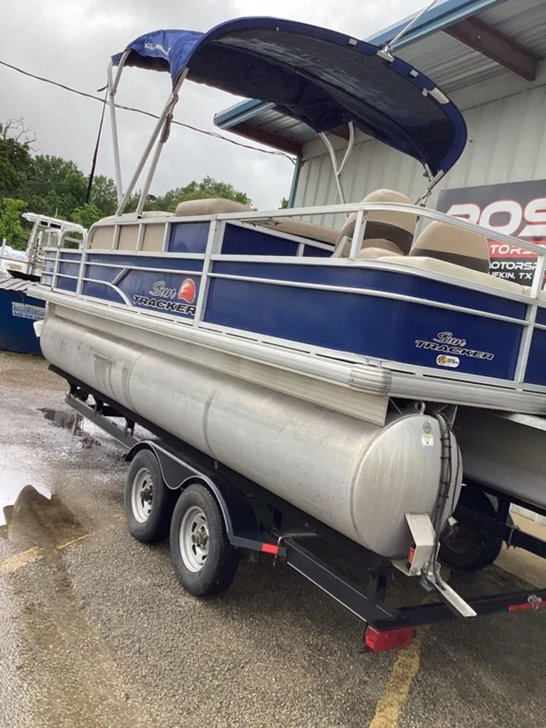 Slide: The Image of 2016 Sun Tracker 22DLX pontoon boat on trailer. - 40