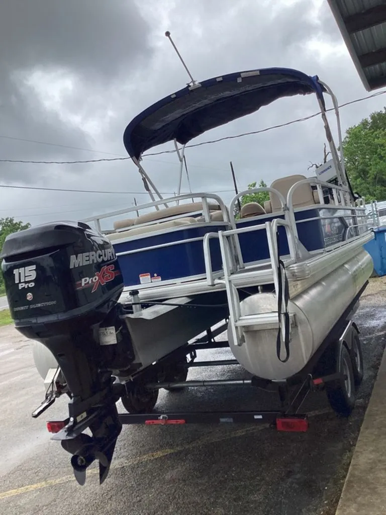 Slide: The Image of 2016 Sun Tracker 22DLX pontoon boat with Mercury 115 Pro XS engine. - 8
