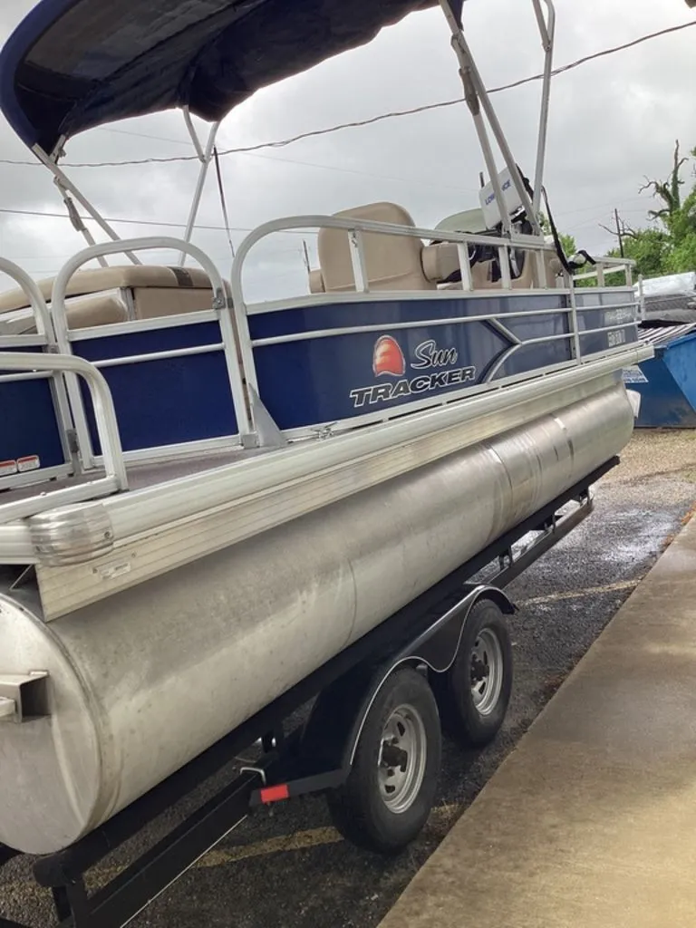 Slide: The Image of 2016 Sun Tracker 22DLX pontoon boat on trailer. - 9