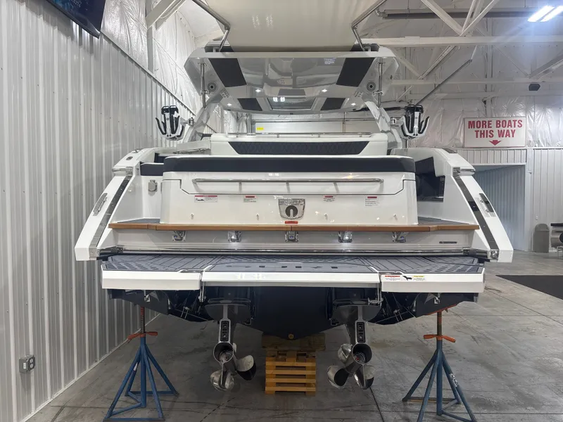 Slide: The Image of Cobalt R35 Surf 2025 - 10