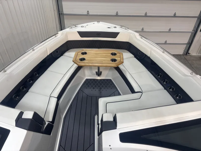 Slide: The Image of Cobalt R35 Surf 2025 - 12