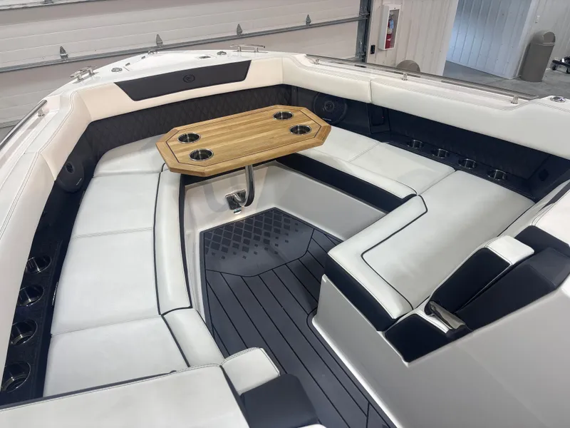 Slide: The Image of Cobalt R35 Surf 2025 - 13