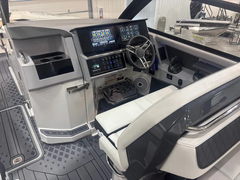 Slide: The Image of Cobalt R35 Surf 2025 - 22