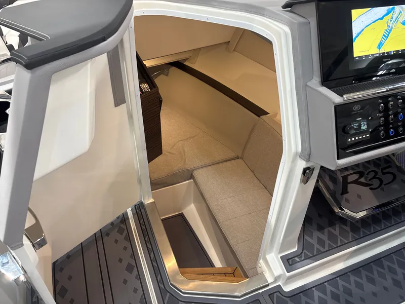 Slide: The Image of Cobalt R35 Surf 2025 - 28