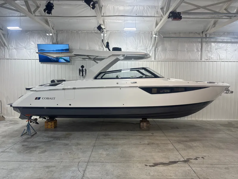 Slide: The Image of Cobalt R35 Surf 2025 - 7