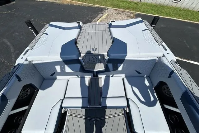 Slide: The Image of Nautique Super Air Nautique GS22 2025 - 12