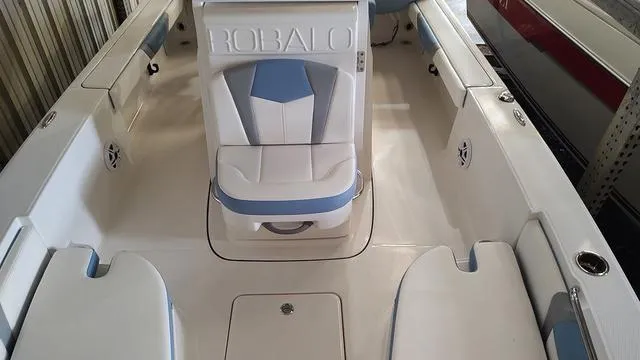 Slide: The Image of Robalo 226 Cayman 2025 - 10