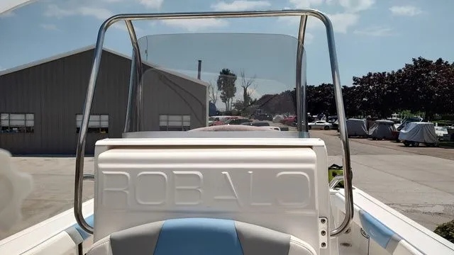 Slide: The Image of Robalo 226 Cayman 2025 - 18